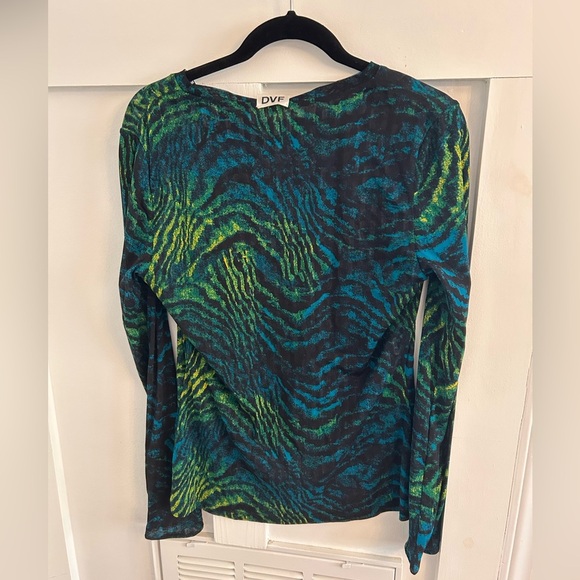 DVF Logan Reversible Mesh Top in Chain Geo Multi and Moire Tiger - Picture 7 of 9